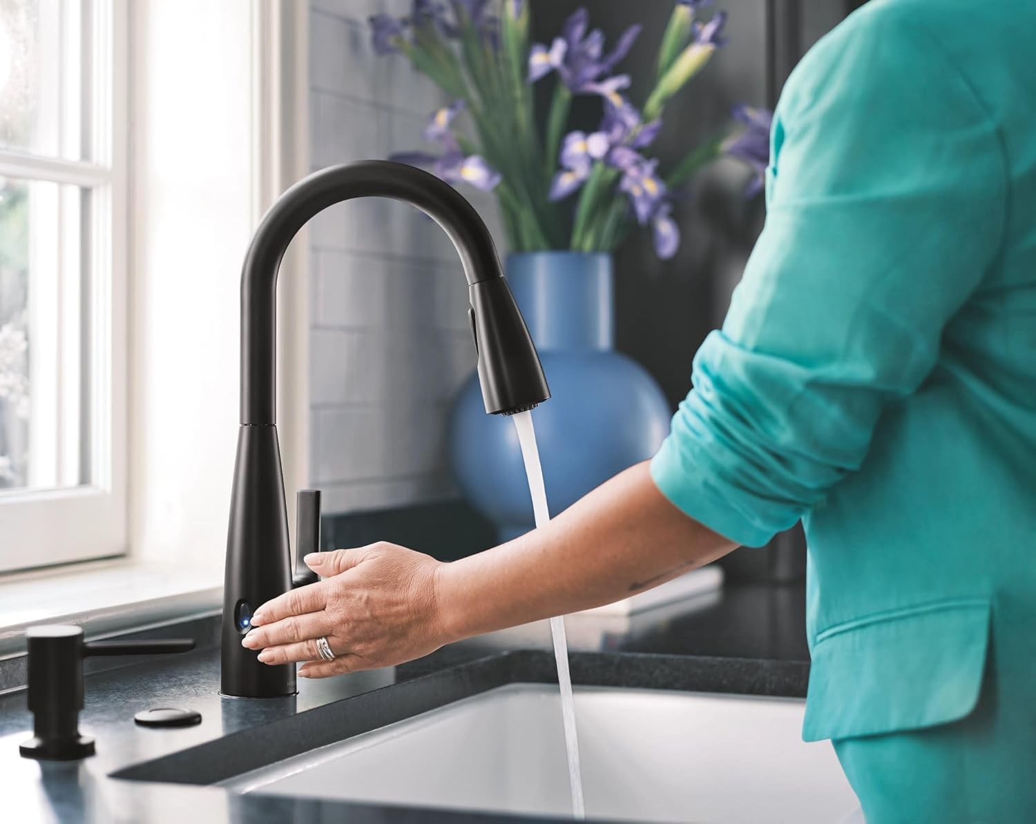 Moen 87627EWBL Haelyn Touchless Pull-Down Sprayer Kitchen Faucet - Matte Black
