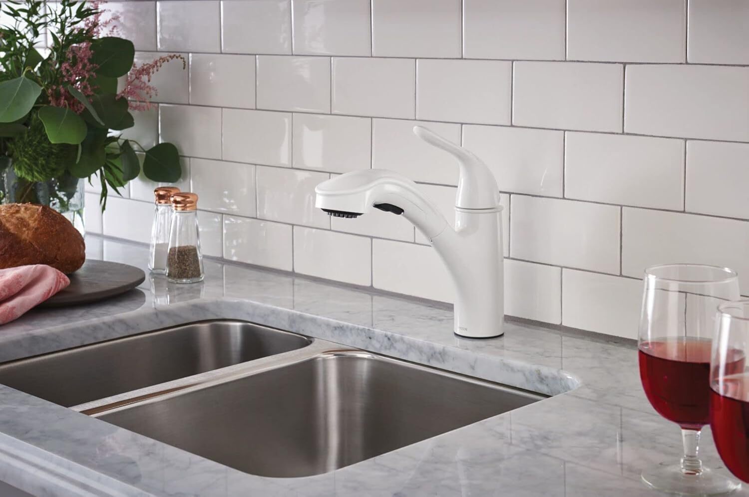 MOEN Brecklyn 87557W One-Handle Pull-Out Sprayer Kitchen Faucet White