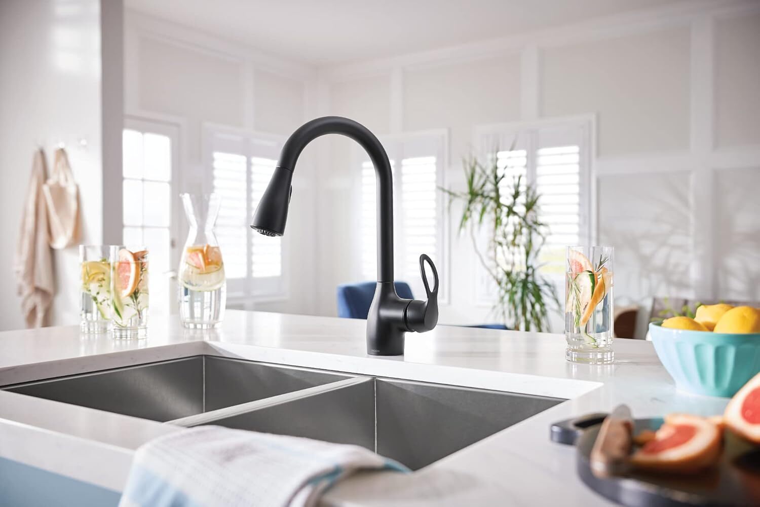 MOEN Kleo Single-Handle Pull-Down Sprayer Kitchen Faucet in Matte Black CA87011B
